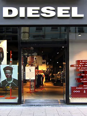 Ingresso di un flagship store presidiato da un servizio di retail security